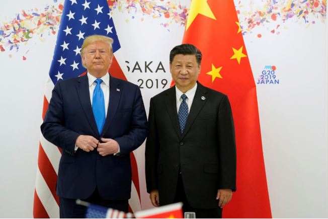 الرئيس الأمريكي دونالد ترامب مع نظيره الصيني شي جين بينغ في اليابان يوم 20 يونيو 2019. تصوير: كيفن لامارك - رويترز.